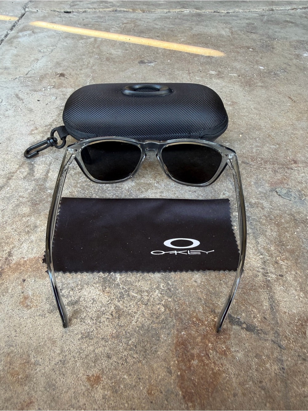 Oakley Frogskin Sunglasses Black Polar Lens Crystal Clear Black Frame - Picture 3 of 3